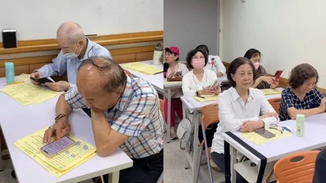 在台北市一间老人日照中心，一群介于60至90岁的长者正在上手机应用课