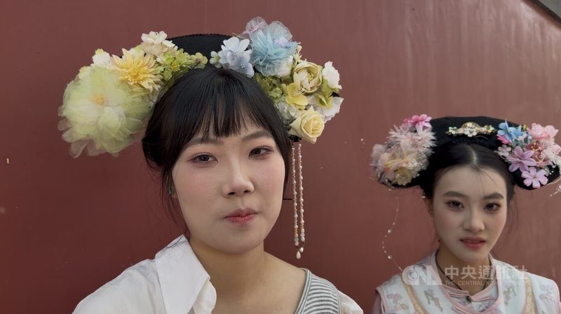 十一长假北京人潮涌 旅游热难掩消费疲软、年轻人精打细算 1 來自湖北宜昌的高姓學生(左)接受採訪時表示,7天黃金週中安排3天到北京旅遊。由於時間緊湊、景點人潮眾多,她只能一路趕行程,採特種兵旅遊方式。中央社記者呂佳蓉北京攝 115年10月2日