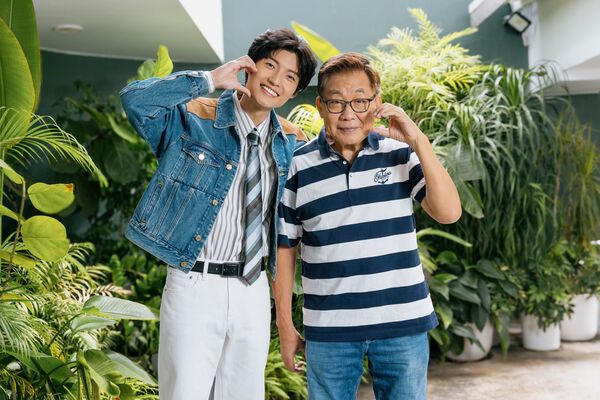 梁修身「手抖太逼真」吓坏爱妻挂急诊! 年过7旬交代后事:3天办完选树葬 5 ▲《轉角那間心藥局》劉育仁飾演地下樂手李御拓、梁修身飾演退役軍人姜鐵生,兩人在劇中有精彩對手戲。(圖/大愛提供)