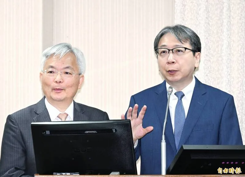 警政署长张荣兴(左)与国安局长蔡明彦在立法院外交及国防委员会列席答询。