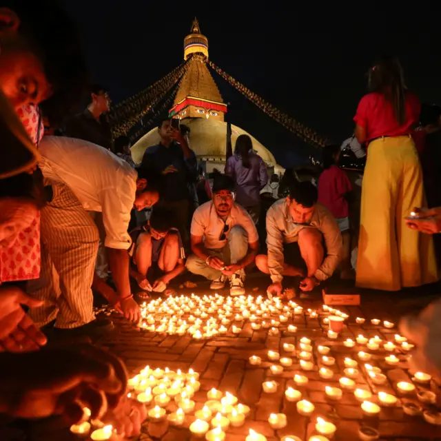 加德满都群众出席一场烛光晚会，悼念8月26日洪灾死难者（3/9/2026）