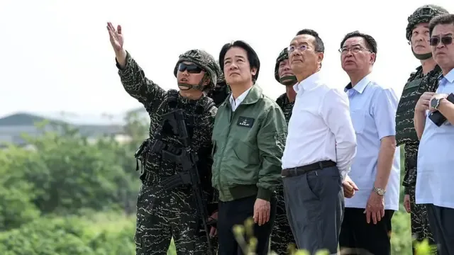 台湾总统赖清德（右二）与国防部长顾立雄（右三）于高雄左营军港视察汉光演习。