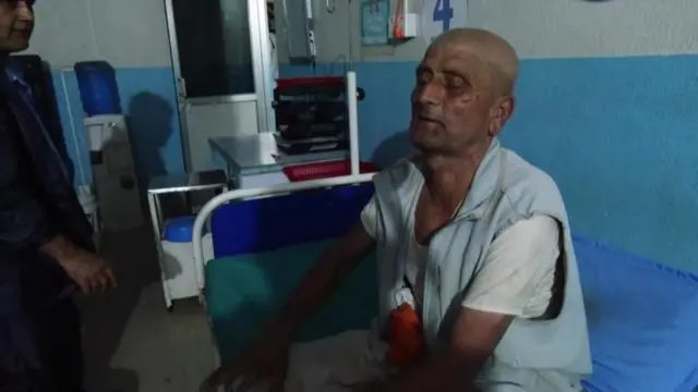 凯沙夫·普拉萨德·巴拉尔（Keshav Prasad Baral）坐在蓝色的病床上。他双眼紧闭。