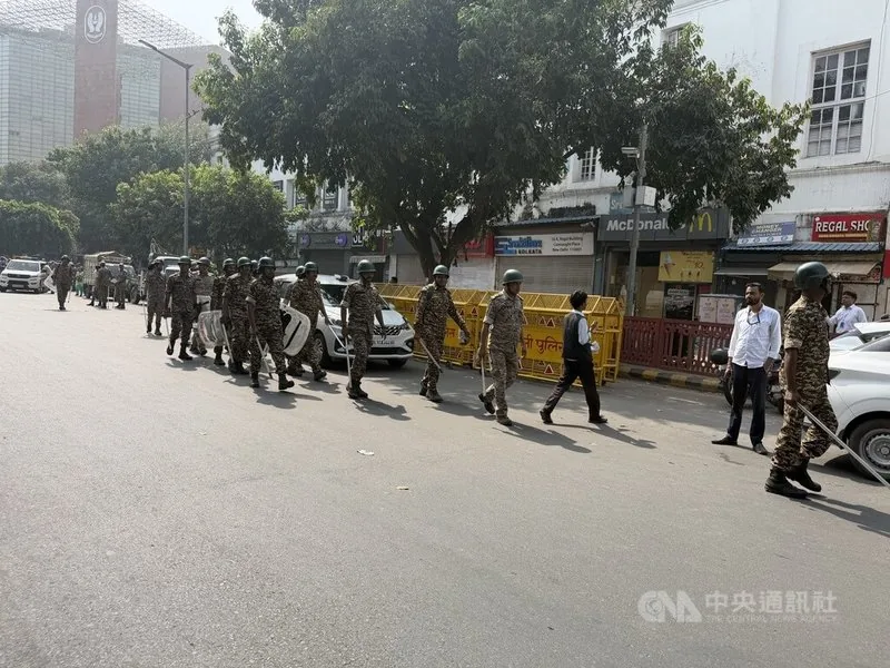 蟑螂人民黨10日發起抗議活動，相關單位在前一天就部署大量維安，今天持續增加（如圖）。中央社記者李晉緯新德里攝　115年10月10日