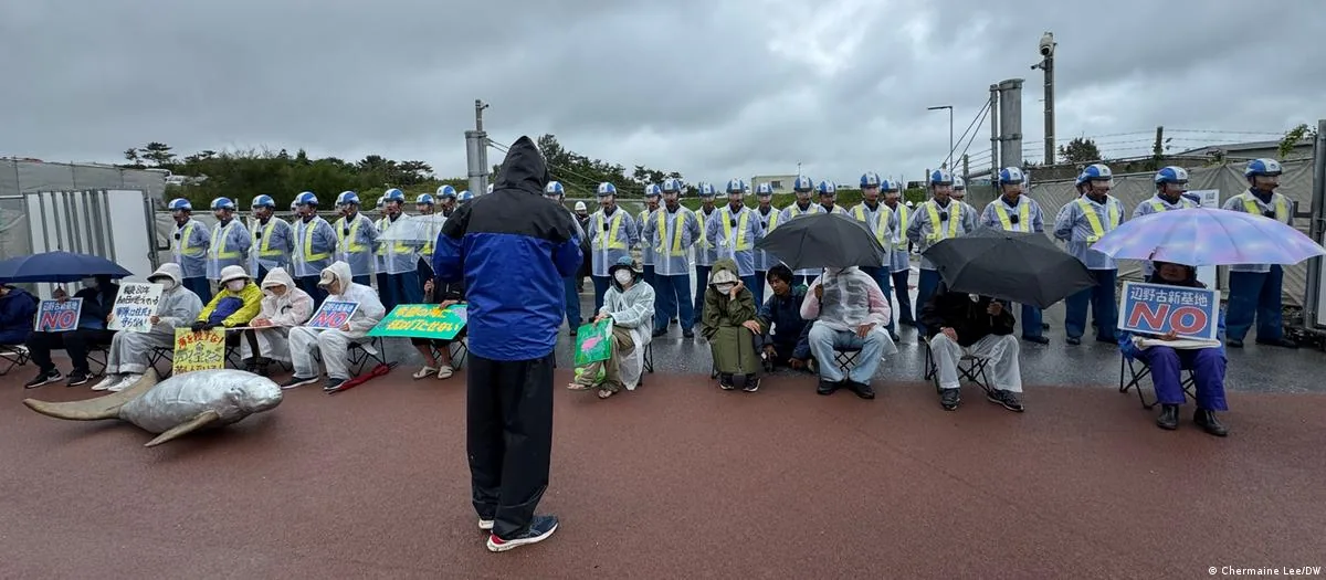 冲绳美军士兵涉嫌杀害日本女性 高市早苗提出抗议 1 反对美军基地的抗议民众穿着雨衣举着标语