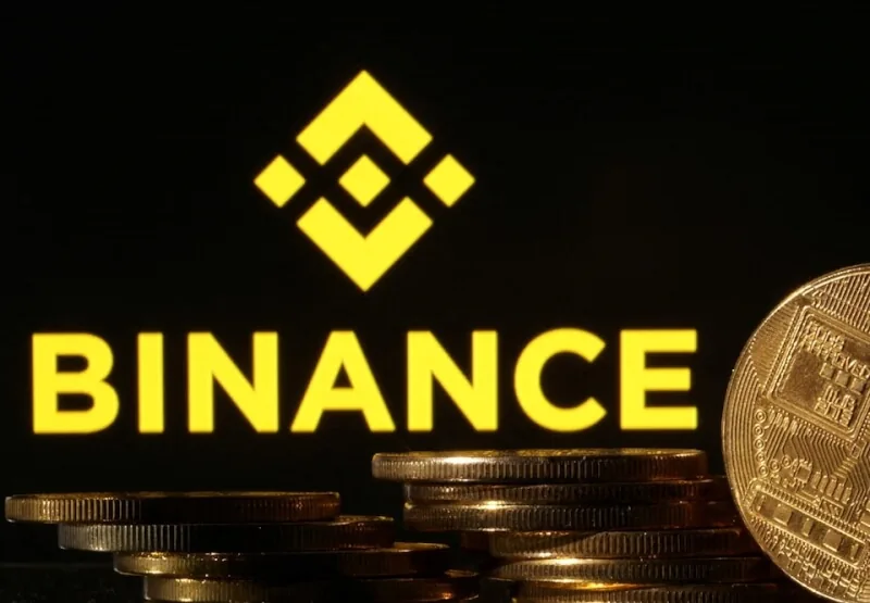 币安标志前摆放的硬币模型（资料照片）。