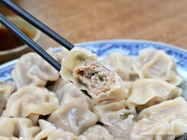 台中上上水饺一颗只要3元 外皮Q弹、特制辣椒酱受老饕推荐 7 ▲▼上上水餃的平價水餃與市場用餐環境。(圖/《糖糖's 享食生活》授權提供)