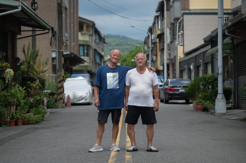 沙利窦迈药害60年 台湾3位「沙儿」的生命故事 6 沈宗義(左)搭著雙胞胎弟弟沈宗德(右)的肩,他總是護衛著因藥害而聽損的弟弟。(攝影/謝佩穎)