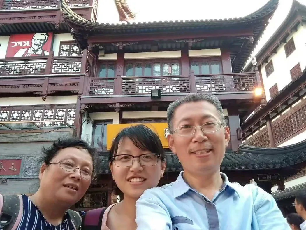 ChatGPT误导华人女子减药 31岁癫痫患者生日后突发悲剧 2 万博雯与她的父母徐美琴和万群合影。