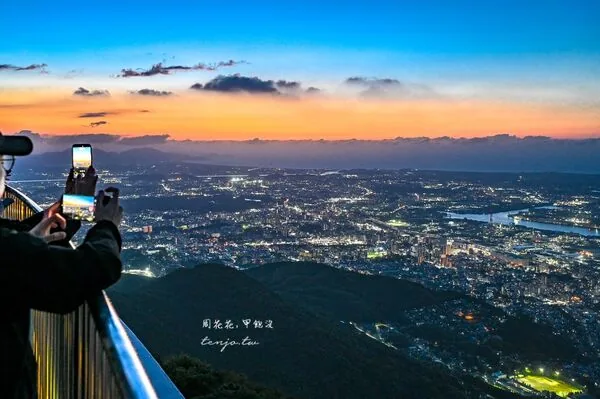 北九州皿仓山夜景攻略!免费接驳巴士、缆车票价一次看 22 ▲▼日本北九州皿倉山展望台的纜車交通、夕陽與夜景。(圖/《周花花》授權提供)