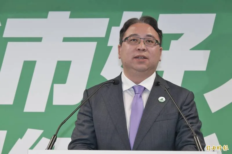 民进党桃园市长参选人黄世杰站在讲台后发言（资料照）