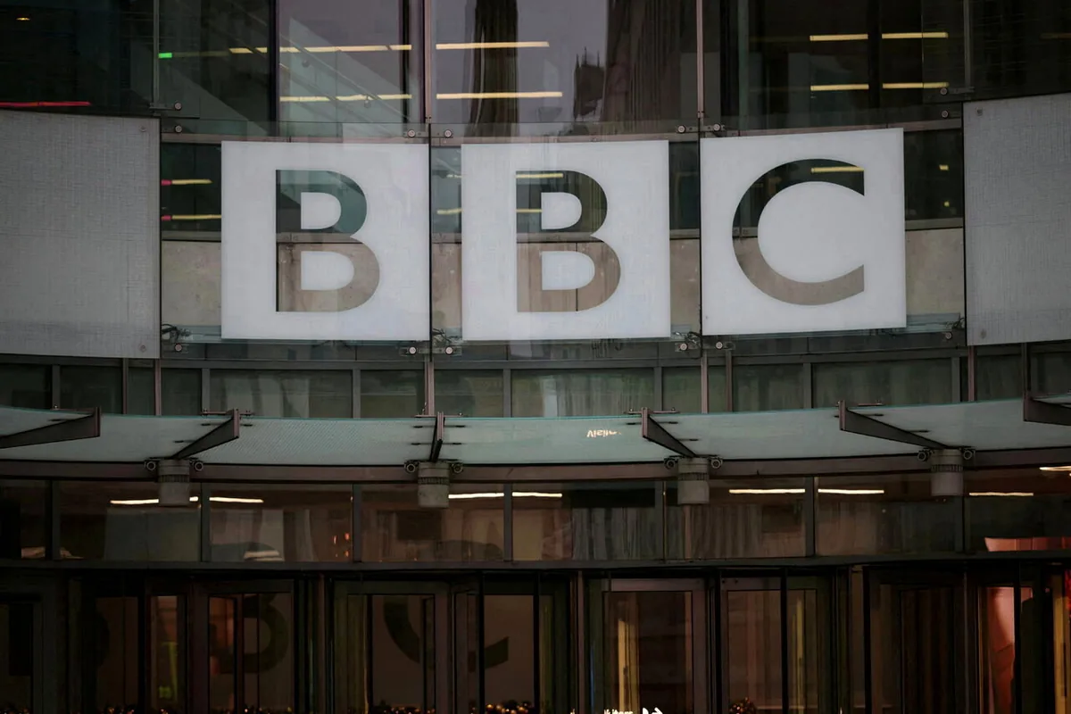 BBC大楼外墙上的BBC标志（资料照片）