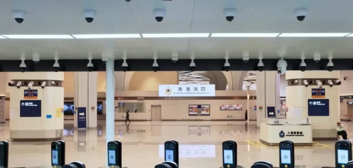新皇崗口岸工程進入最後衝刺，聯檢大樓內部畫面曝光，顯示內部裝修已大致完成。