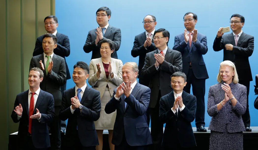 2015年习近平访美期间，Facebook的马克·扎克伯格等美国企业高管以及马云等中国公司高管为他鼓掌。
