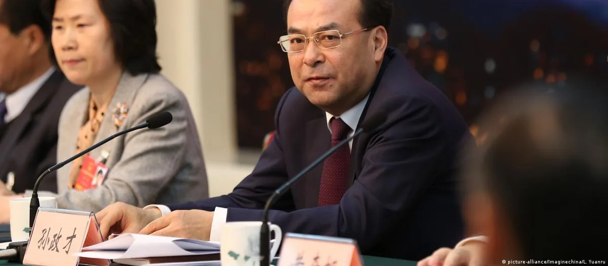 重庆政坛“不倒翁”黄奇帆落马 卸任近十年后接受中纪委审查 3 2016年3月,时任中共重庆市委书记孙政才在北京人民大会堂出席“两会”。