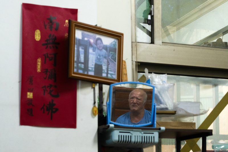 沙利窦迈药害60年 台湾3位「沙儿」的生命故事 9 沈宗德家裡牆面到處掛有兒子小杰幼時的照片,父親說兒子是他的驕傲。(攝影/謝佩穎)
