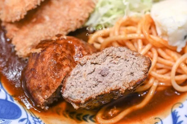三度入选Tabelog洋食百名店 大阪难波80年老店汉堡排要排队 9 ▲▼大阪難波美食歐風料理重亭的洋食漢堡排與餐廳環境。(圖/《周花花》授權提供)