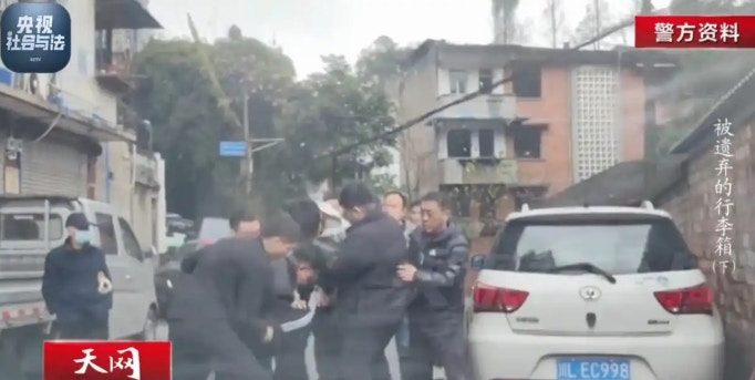 悬案终破|20岁女去邻居家吃饭与女主人冲突 遭夫妻分尸装箱丢弃 3 2025年2月20日,警方將夫妻二人拘捕。(央視)
