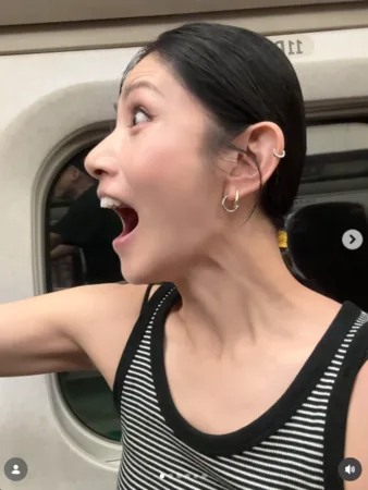 李千娜冒雨狂奔赶高铁 与经纪人聊太嗨 站务人员提醒才发现到台中 3 ▲▼李千娜。(圖/翻攝自Instagram/n_a_n_a_l_e_e)