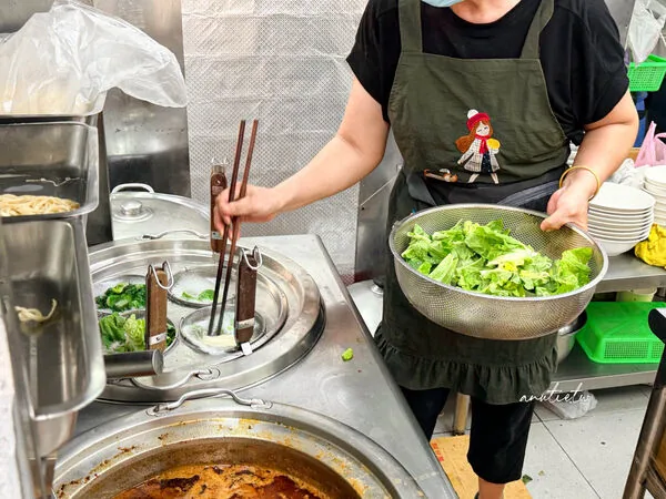 ▲▼小公園牛肉麵的大塊牛肉麵與店內環境。（圖／《水晶安蹄》授權提供）