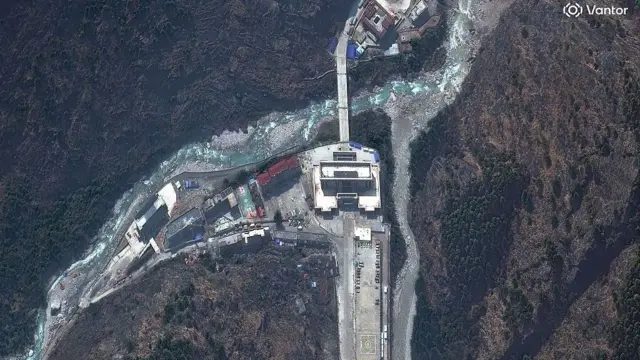 Vantor 卫星图片显示尼泊尔与中国边境附近及拉苏瓦堡（Rasuwagadhi）边境口岸一带在毁灭性洪水冲走多座建筑物和车辆之前的情况。