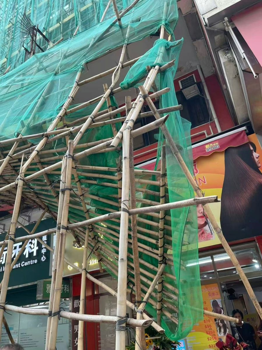 深水埗汝州街南昌街交界塌棚架 一名男子被困 获救清醒送院 1 疑涉事棚架的工作平台倒塌。(讀者圖片)