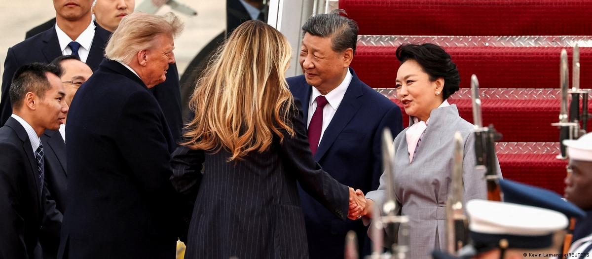 打破11年惯例 特朗普亲迎习近平落地华府 1 2026年9月23日,美国总统特朗普和夫人梅拉妮娅迎接中国国家主席习近平和夫人彭丽媛到访华府。