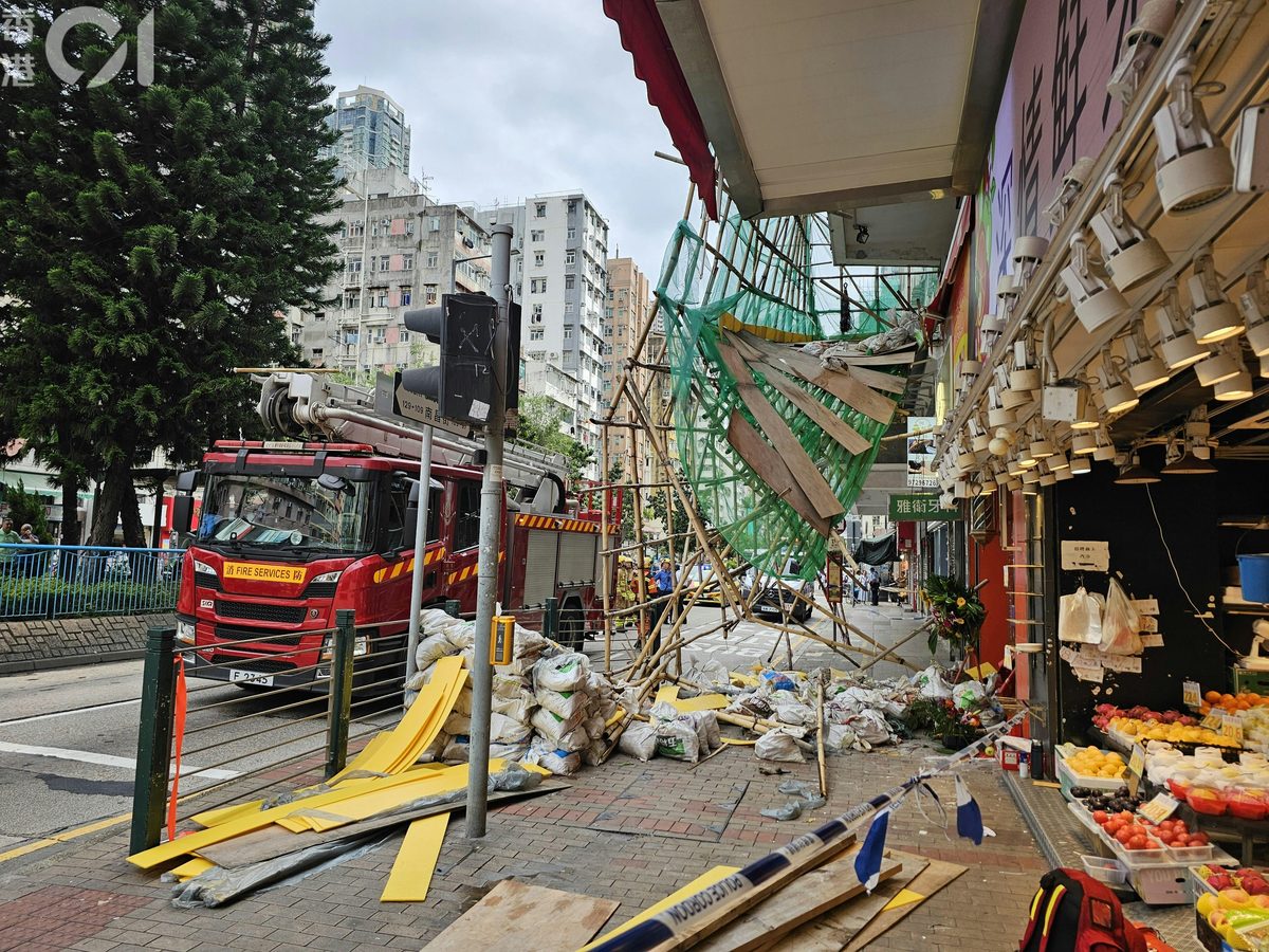 深水埗汝州街南昌街交界塌棚架 一名男子被困 获救清醒送院 3 深水埗有大廈外牆棚架塌下,壓住一名男子。男事主由救援人員救出,清醒送院。(梁偉權攝)