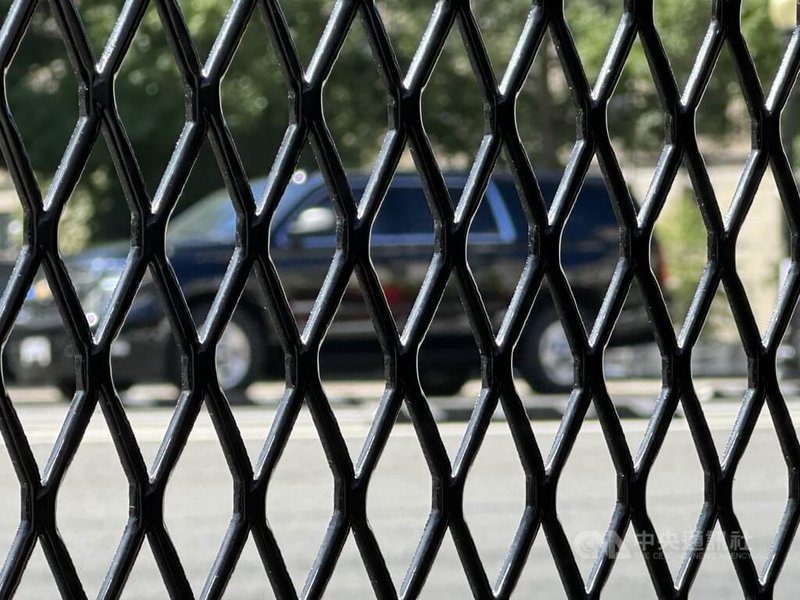 习近平访美国家文件局 示威与欢迎团体高声对峙 3 習近平車隊在圍欄遠距戒護下,抵達美國國家檔案局。中央社記者廖漢原華盛頓攝 115年9月26日