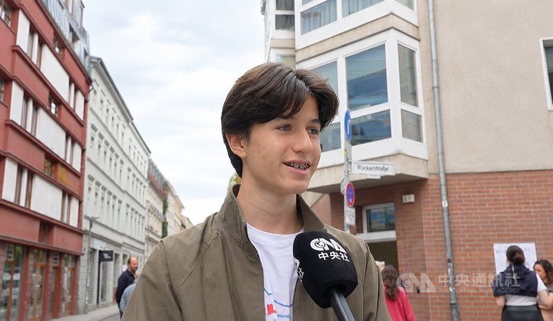 特派在现场/德国柏林邦议会选举左派党领先 住房议题主导选战 2 德國2024年下修投票年齡,滿16歲年輕人即可投票。首投族雷伯爾今年16歲,與父母一起到投開票所,他表示很開心能行使投票權,最關心住房與環保議題。中央社記者林尚縈柏林攝 115年9月21日