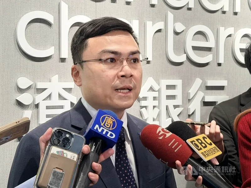 渣打银看台湾「亚洲最具投资吸引力」 估台股高点可期 1 渣打銀行7日表示,第4季美國經濟軟著陸仍是機率最高的基準情境,圖為渣打銀行財富管理處投資策略部主管劉家豪。中央社記者呂晏慈攝 115年10月7日
