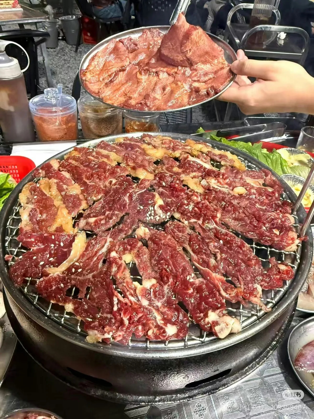 深圳10间烧肉推介:泥炉烤肉、红酒牛肋条、一米牛大肠 2 潮潮超級燒主打明檔鮮切、炭火現烤,走平價市井路線,肉品每日新鮮供應。(小紅書@史迪醬)