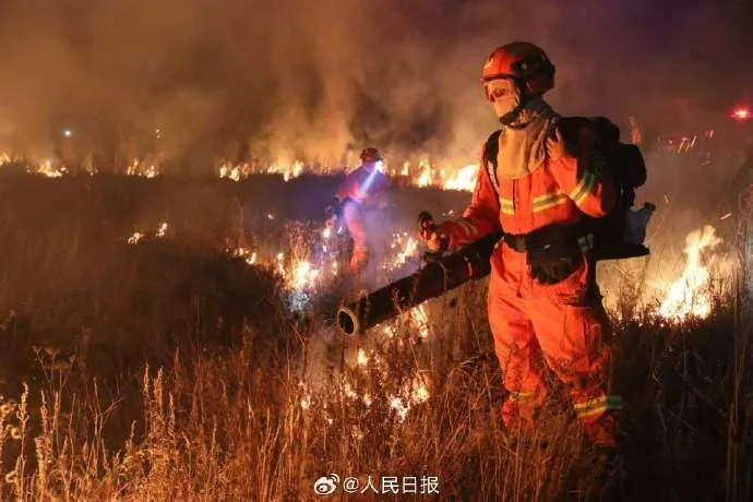 蒙古國草原野火持續延燒，火勢逼近中國內蒙古邊境，當地緊急調派超過2000人投入堵截。截至10月11日晚間9時，相關防火任務仍在進行，大火尚未蔓延至中國境內。（微博@人民日報）