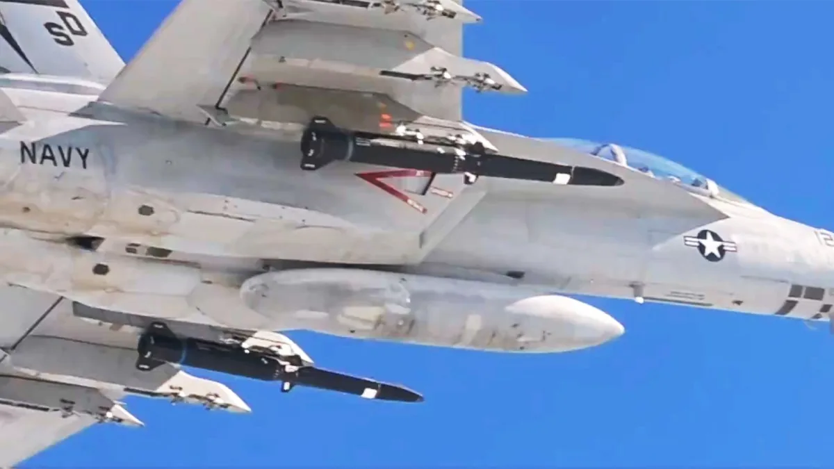 美国海军试飞视频截图:F/A-18E/F“超级大黄蜂”舰载战斗机翼下挂着“黑胡子”导弹