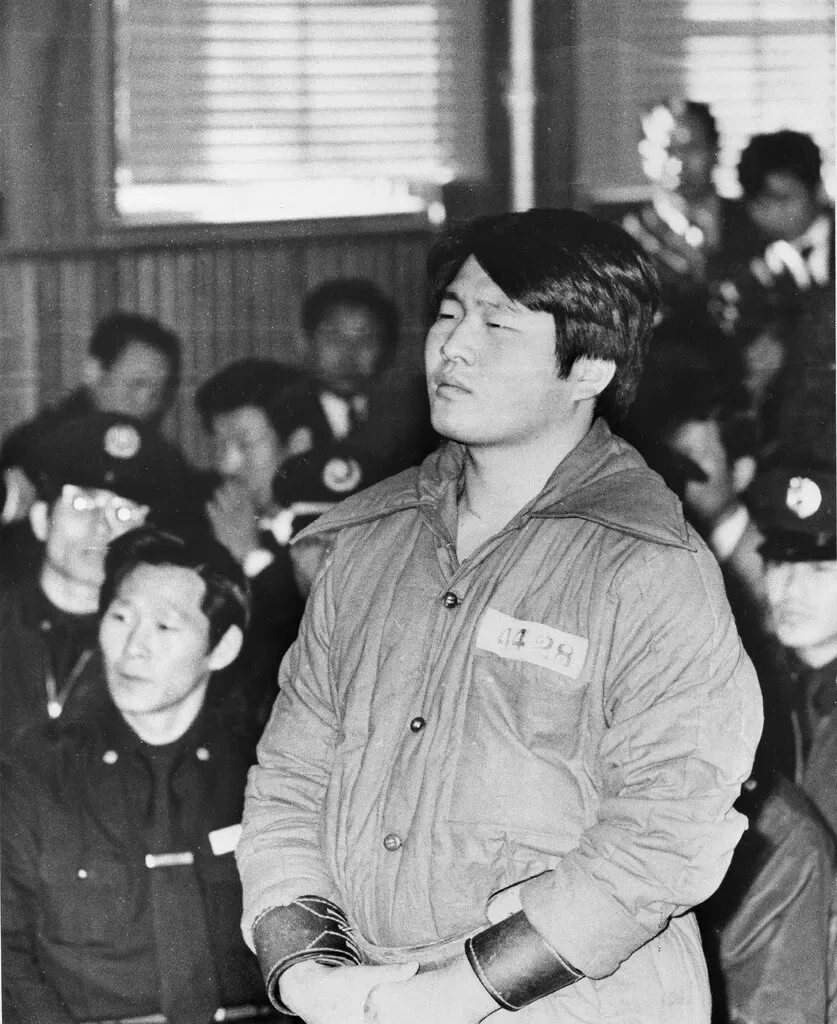电影重审朴正熙妻子遇刺案:韩国保守派与进步派激烈交锋 3 1974年11月13日,文世光出庭受审。他因枪击导致陆英修死亡被判处死刑。