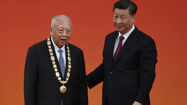 董建华（左）在北京人民大会堂接受习近平（右）颁发奖章（29/9/2019）