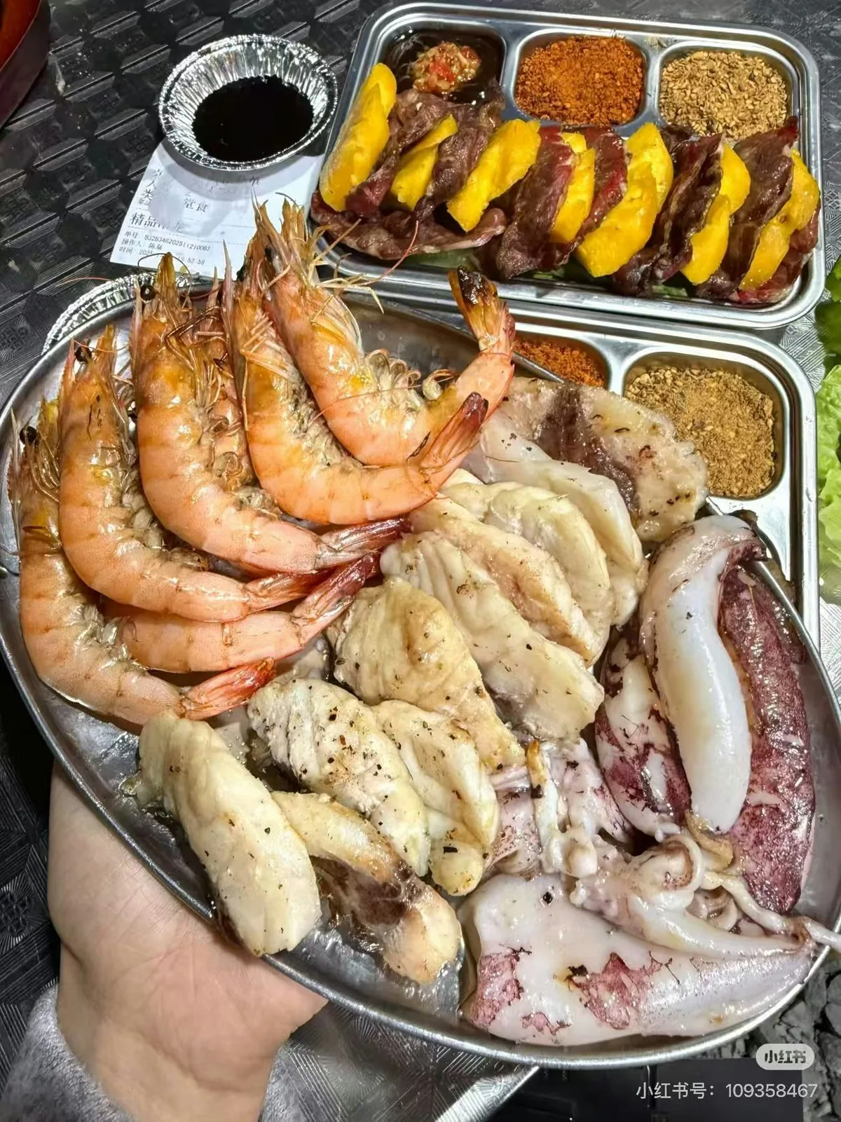 深圳10间烧肉推介:泥炉烤肉、红酒牛肋条、一米牛大肠 3 潮潮超級燒主打明檔鮮切、炭火現烤,走平價市井路線,肉品每日新鮮供應。(小紅書@史迪醬)