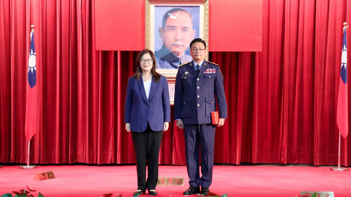 原圣华（右）在管碧玲（左）监誓下就任海巡署副署长