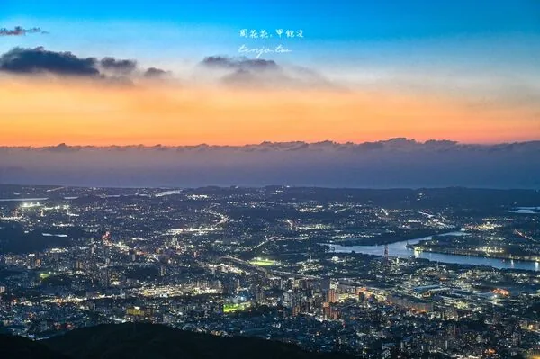 北九州皿仓山夜景攻略!免费接驳巴士、缆车票价一次看 24 ▲▼日本北九州皿倉山展望台的纜車交通、夕陽與夜景。(圖/《周花花》授權提供)