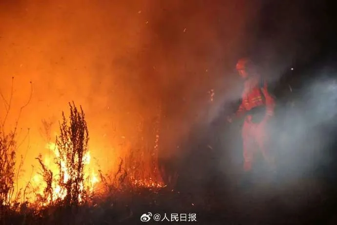 蒙古國草原野火持續延燒，火勢逼近中國內蒙古邊境，當地緊急調派超過2000人投入堵截。截至10月11日晚間9時，相關防火任務仍在進行，大火尚未蔓延至中國境內。（微博@人民日報）