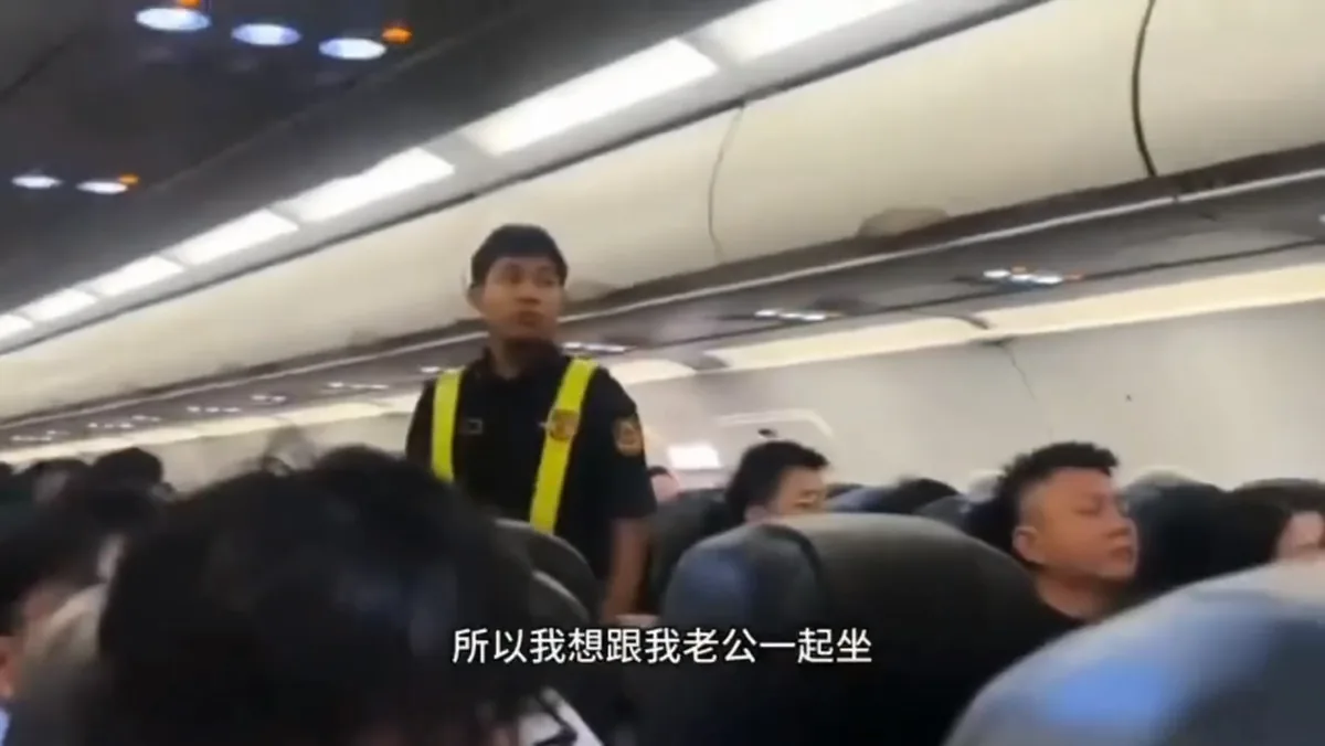 涉事女乘客私自調換座位，更在機艙上大吵大鬧。（影片截圖）