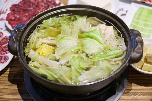 曾获必比登推荐的尚牛二馆搬北屯 温体牛钻石肉角有嚼劲 14 ▲▼台中北屯尚牛二館溫體牛肉鍋、牛肉盤與牛筋鍋底。(圖/《飛天璇的口袋》授權提供)