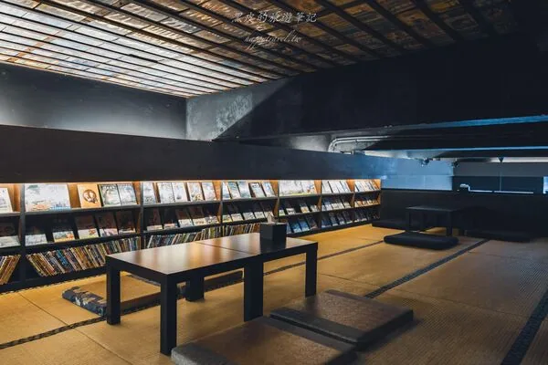 恒春金像咖啡:前身是DVD出租店,天花板排满电影封面 14 ▲▼屏東恆春金像咖啡DVD出租店風格空間與義大利麵、燉飯。(圖/《黑皮的旅遊筆記》授權提供)