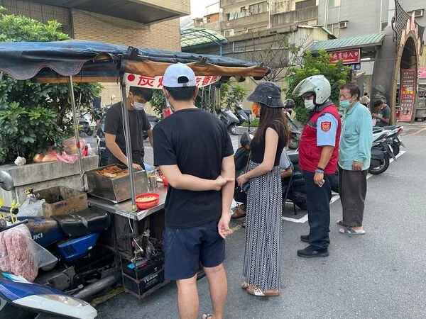 老夫妻摆摊卖炭烤香肠养瘫痪儿 汁多不油腻,蒜头请酌量拿 1 ▲▼新竹城隍廟婆婆炭烤香腸的烤香腸、糯米腸與大腸包小腸。(圖/《陳小可的吃喝玩樂》授權提供)