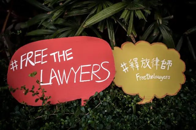 2015年10月9日，在香港中联办附近，律师和维权人士举行抗议活动，标语牌上要求释放被关押在中国大陆的律师。