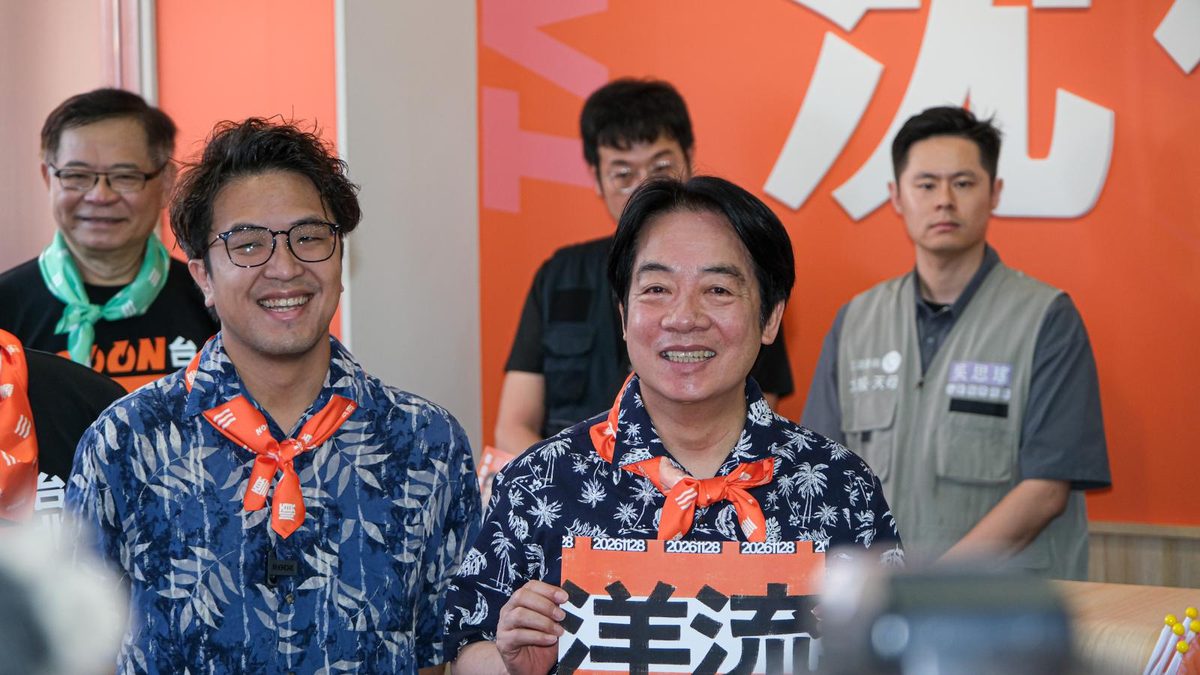 赖清德(右)与民进党台北市长参选人沈伯洋(左)9月30日出席沈伯洋竞选总部的记者会