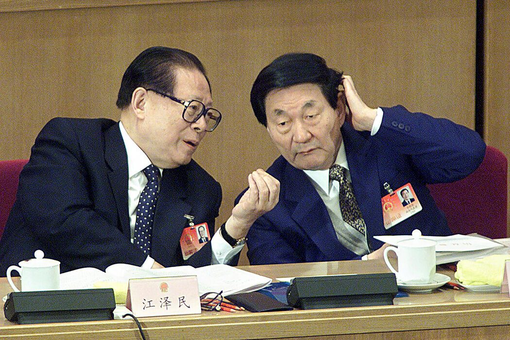 2002年，朱镕基（右）与江泽民在北京。