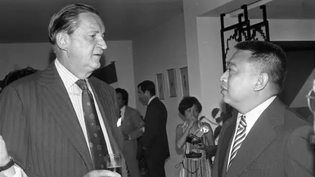 董建华（右）与英属香港总督麦理浩（左）在埃及共和国建国银禧国庆日香港招待会上交谈（22/7/1977）