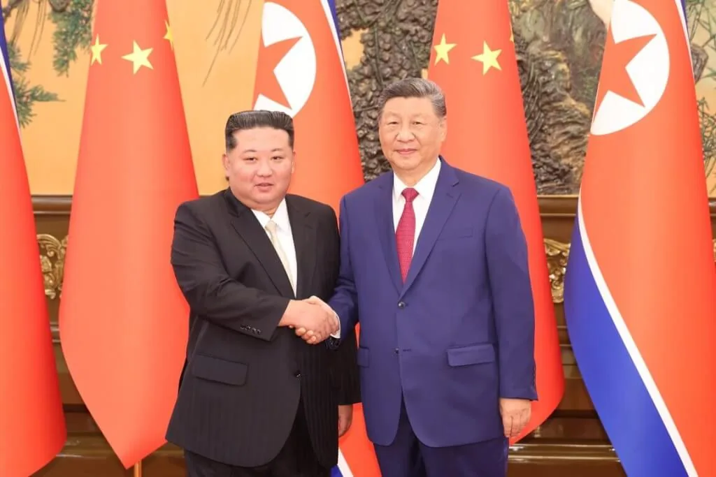 金正恩（左）与习近平2025年9月在北京会谈（资料照片）