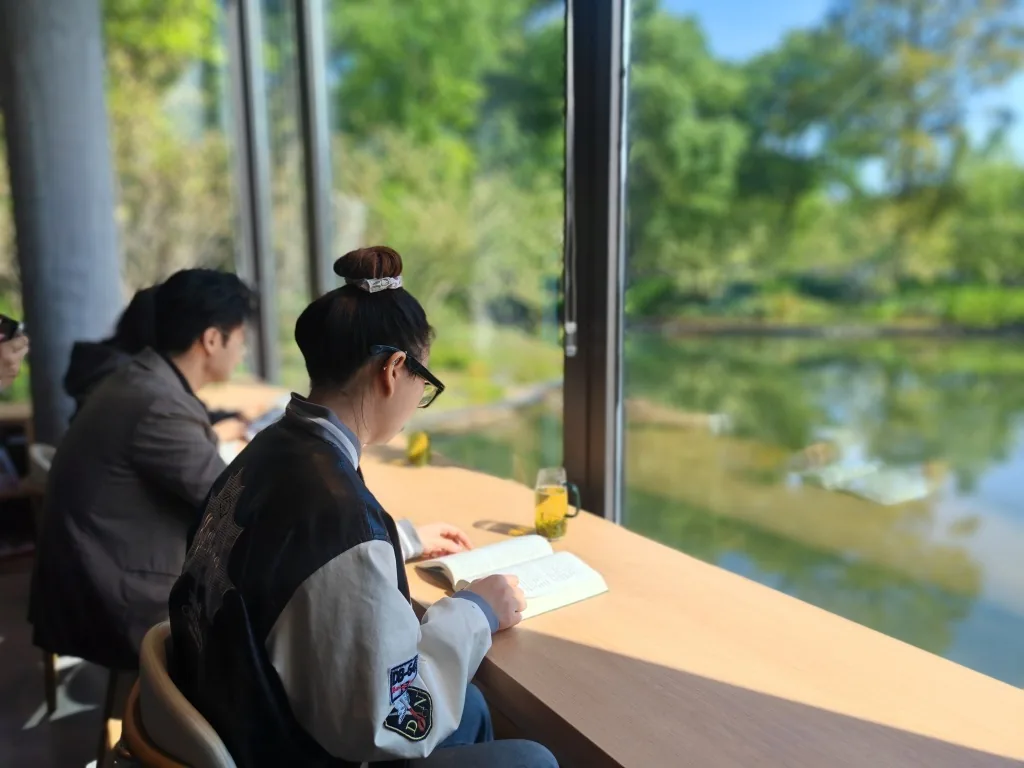 5元一杯茶可临湖读书,杨浦公园老茶室变身书店 1 845d4524b46634a500e679c90671b6a0e3a9288e2555e7221a3c400dd4a3315c article